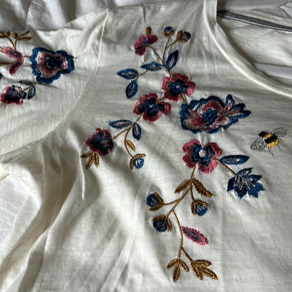 Akemi + Kin  XS Oversized off-white embroidered flutter sleeve short sleeve top. - Picture 7 of 7